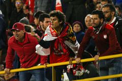 Οπαδός μπήκε στο γήπεδο και χτύπησε πισώπλατα πρώην παίκτη της ομάδας του (vid)