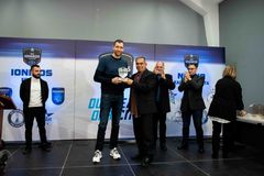 Ιωνικός: Τίμησε Μαυροκεφαλίδη στην κοπή της πίτας ο ερασιτέχνης