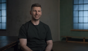 Χιτσλσπέργκερ: Ο δευτεραθλητής Ευρώπης που τον συμβούλεψαν να μην ανακοινώσει ότι είναι ομοφυλόφιλος ενώ έπαιζε ποδόσφαιρο (vid)