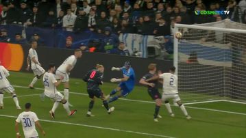 Παραλίγο αυτογκόλ από την κεφαλιά του Σέσκο