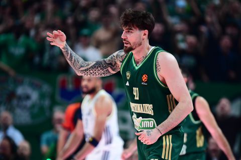 Απίθανος Ερνανγκόμεθ στο πρώτο ημίχρονο με τη Φενέρμπαχτσε - Άγγιξε το double-double