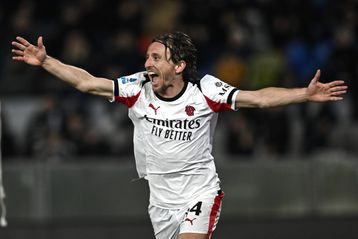 Ο Μόντριτς «λύτρωσε» τη Μίλαν και την κράτησε στο κυνήγι της Ίντερ