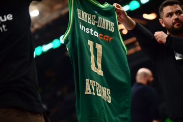 «Τρέλα» με Χέιζ-Ντέιβις στο T-Center, ανάρπαστη η φανέλα του! (pics)