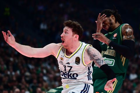 Μάτωσε ο Χολμς σε σύγκρουση και αποσύρθηκε από το glass floor (pic)