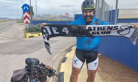 Αυτός είναι ο οπαδός του ΟΦΗ που ταξίδεψε απ' την Αθήνα στη Λιβαδειά με το ποδήλατο για να δει την ομάδα του