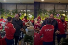 Χορός και τραγούδι από τον Μαρινάκη και τους παίκτες του Ολυμπιακού στο τραπέζι της ομάδας μετά την αποθέωση στου Ρέντη (vids)