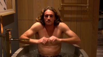 Ο Τσιτσιπάς στο Ντουμπάι σε ρόλο... Τόνι Μοντάνα