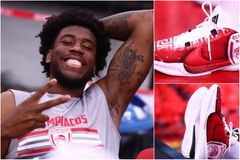 Τα «ερυθρόλευκα» παπούτσια του Ράιτ με το λογότυπο του Ολυμπιακού και τον αρχαιοελληνικό Μαίανδρο