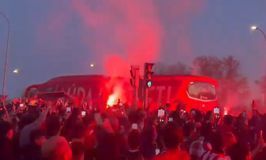 Οπαδοί της Ατλέτικο Μαδρίτης υποδέχτηκαν την αποστολή της ομάδας μέσα σε «καυτή» ατμόσφαιρα (vids)