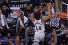 Προσοχή! Μην το δοκιμάσετε σπίτι: Ο Αντρέ Τζακσον των Μπακς καταργεί τη... βαρύτητα (vid)