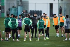 Οι πρώτοι διεθνείς έφυγαν από το Κορωπί