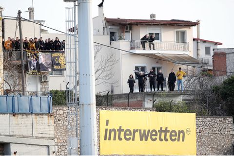 Αθώοι και οι έξι οπαδοί της ΑΕΚ που άναψαν... πυρσό στην ταράτσα δίπλα στο γήπεδο της Λαμίας