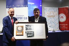 Τιμητική βράβευση του Ολυμπιακού από την EMCA για τα 100 χρόνια του συλλόγου