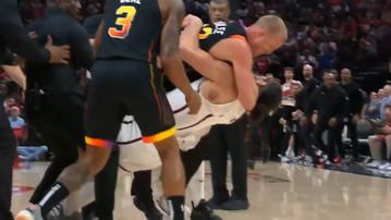 Άνταμς και Πλάμλι πιάστηκαν στα χέρια και προκάλεσαν το απόλυτο χάος στο παρκέ (vid)