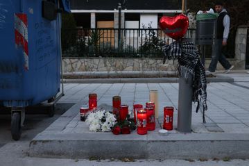 Θρήνος στην Καλαμαριά: Κεριά και κασκόλ του ΠΑΟΚ στο σημείο της δολοφονίας του 20χρονου (pics)