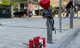 Θρήνος στην Καλαμαριά: Κεριά και κασκόλ του ΠΑΟΚ στο σημείο της δολοφονίας του 20χρονου