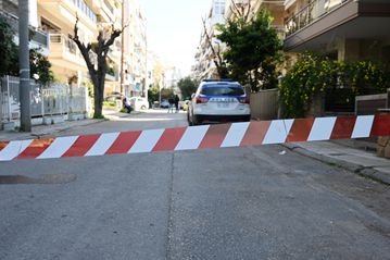 «Με χτυπούσαν στο πρόσωπο και βρήκα ένα μαχαίρι»: Τι υποστήριξε ο 23χρονος σύμφωνα με την ΕΡΤ (vid)