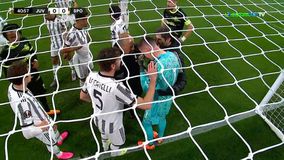 Σοκαριστική αποχώρηση του Σέζνι στο Γιουβέντους - Σπόρτινγκ Λισαβόνας - Ζαλίστηκε και έπιανε το στήθος του ο Πολωνός