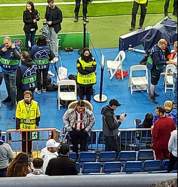 Φίλαθλος του Ολυμπιακού στο Ρεάλ Μαδρίτης-Τσέλσι με την ερυθρόλευκη φανέλα