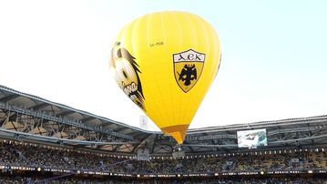 H στιγμή της μικρής απογείωσης του αερόστατου της ΑΕΚ