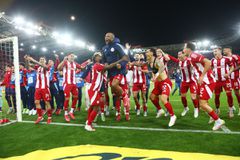 Οι παίκτες του Ολυμπιακού έγιναν «ένα» με τον κόσμο και πανηγύρισαν το 48ο (gallery/vid)