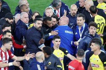 Η ΑΕΚ καταγγέλει επίθεση στην φισούνα από μη διαπιστευμένους, στα αποδυτήρια βρίσκεται ο Ηλιόπουλος