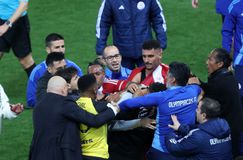 Μέσα στον χαμό αποβλήθηκαν ο Μουκουντί και ο Μαρσιάλ αλλά και ο Αλμέιδα