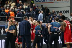 Υβριστικά συνθήματα σε Παπανικολάου - Βεζένκοφ, ένταση και διακοπή στο Πανιώνιος - Ολυμπιακός (vid)