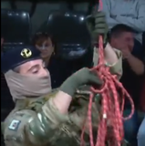 Viral σκηνικό στη Γαλλία με κομάντο να «κολλάει» στην οροφή γηπέδου πριν από αγώνα μπάσκετ (vid)