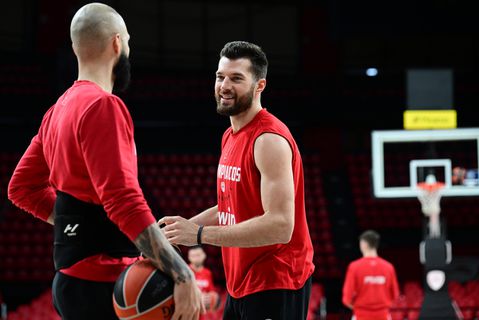 Προπόνηση στο ΣΕΦ και τούρτα για τον εορτάζων Άλεκ Πίτερς (vid)