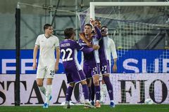 Χρυσό τρίποντο παραμονής για τη Φιορεντίνα – Φωνές για τη διαιτησία από τη Λάτσιο