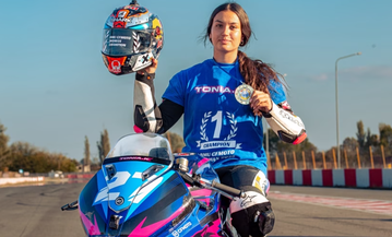 Τόνια Κορρέ: Η 16χρονη από τη Νάξο που «καλπάζει» στον κόσμο του μηχανοκίνητου αθλητισμού