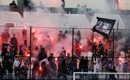 Ένταση κατά την άφιξη του πούλμαν της Λαμίας στο γήπεδο της Νίκαιας (vid)