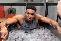 Ο Αντετοκούνμπο ζήτησε... αύξηση μετά από 45 λεπτά μέσα σε μια μπανιέρα γεμάτη παγάκια (vid)