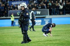 Οι οπαδοί του Ιωνικού παρηγόρησαν τους παίκτες - «Ασπίδα» τα ΜΑΤ στο γήπεδο για τους παίκτες της Λαμίας με τη λήξη του αγώνα (vid)