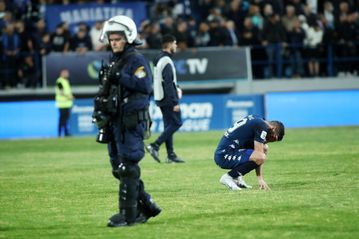 Οι οπαδοί του Ιωνικού παρηγόρησαν τους παίκτες - «Ασπίδα» τα ΜΑΤ στο γήπεδο για τους παίκτες της Λαμίας με τη λήξη του αγώνα (vid)