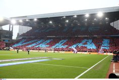 Η Άστον Βίλα τίμησε την «ηρωίδα» που έσωσε έναν οπαδό από καρδιακή ανακοπή κατά τη διάρκεια του αγώνα με τον Ολυμπιακό