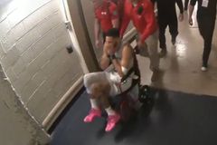 Σοκ με Τέιτουμ - Τραυματίστηκε και αποχώρησε σε αμαξίδιο κλαίγοντας (vid)