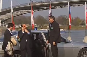 Όταν ο Μπερλουσκόνι άφησε τη Μέρκελ να περιμένει για να μιλήσει στο τηλέφωνο (vid)