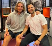 Ο Κωνσταντίνος Αργυρός το έριξε στο τένις και τρόλαρε τον Στέφανο Τσιτσιπά (vid)