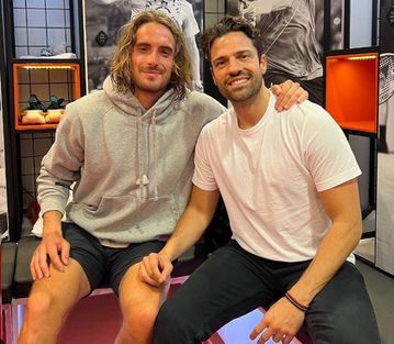 Ο Κωνσταντίνος Αργυρός το έριξε στο τένις και τρόλαρε τον Στέφανο Τσιτσιπά (vid)