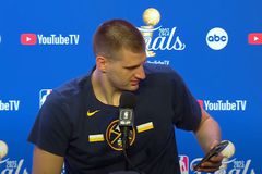 O Γιόκιτς κοίταξε το τηλέφωνό του να δει αν του έστειλε μήνυμα ο Τζόκοβιτς και έπαθε... σοκ (vid)