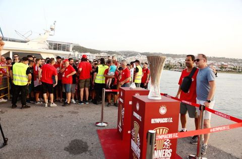 Στο Ρέθυμνο ο κόσμος για να βγάλει φωτογραφίες με το τρόπαιο του Conference League (gallery)