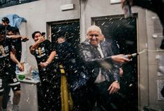 Ομπράντοβιτς όπως δεν τον έχετε ξαναδεί: Μπουγέλωσε τους παίκτες του με σαμπάνια (vid)