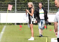 Μαγνήτισε τα βλέμματα στο ΑΕΚ – Σαχτάρ η Ουκρανή ρεπόρτερ, που δίχασε τους συμπατριώτες της με τις διακοπές στη Σαντορίνη (gallery)