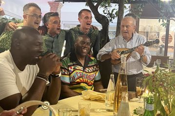 Ο Τζόρνταν και ο Μάτζικ κάνουν διακοπές στην Ιταλία και τραγουδούν το Volare (vid)