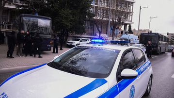 Βαριές κατηγορίες για 34 οπαδούς του ΠΑΟΚ που επιτέθηκαν σε λεωφορείο με οπαδούς της ΑΕΚ