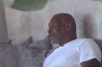 Ο «πιο κακός άνθρωπος στον κόσμο» κάνει διακοπές στη Μύκονο - Τι συνέβη με θαυμαστή του