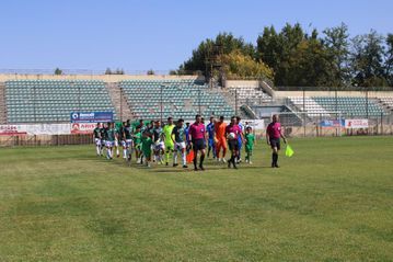 Τρομερό ξύλο στο Πανθρακικός – Εθνικός: Εισβολή ανθρώπων των πάγκων στο γήπεδο, τραυματίας παίκτης και οριστική διακοπή!