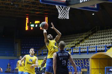 Το Περιστέρι επιβλήθηκε του Κολοσσού